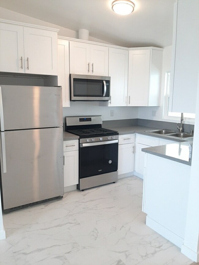 ¡Cocina recientemente renovada! - 1212 N Clark St
