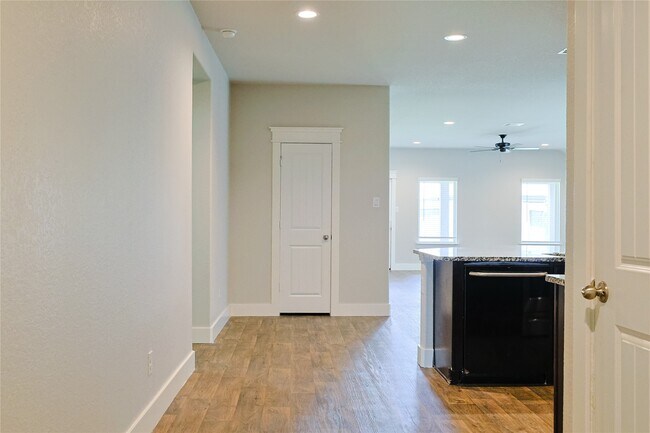 Photo - 707 Acacia Park Ln