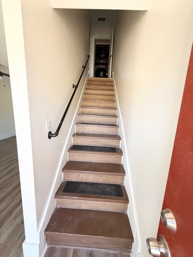 Building Photo - 1912 Sanford Dr