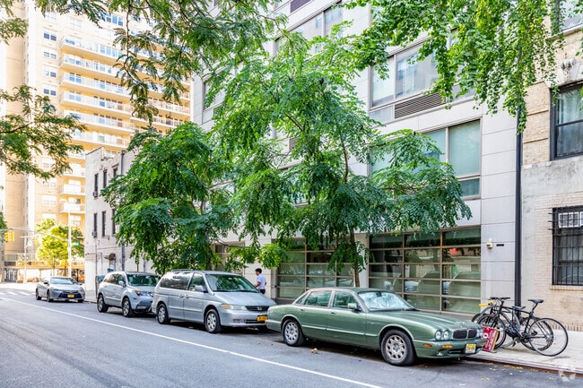 Photo - 242 E 25th St