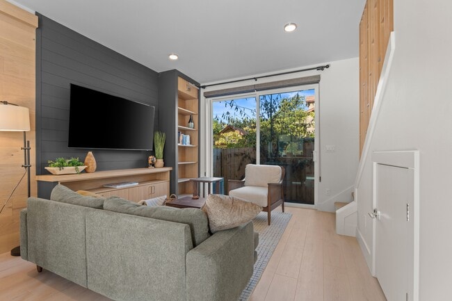 Building Photo - 5175 SE 28th Ave