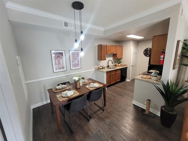 Building Photo - 7250 W Greens Rd Unit 212