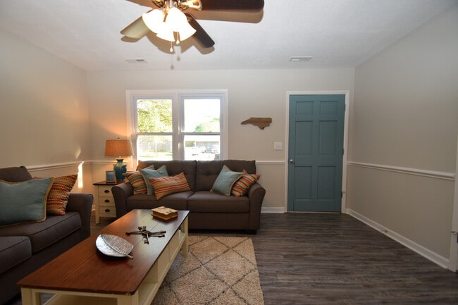 Photo - 4609 Trafalgar Rd