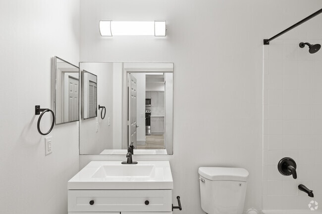 2BR, 2BA - 1280SF - Bathroom