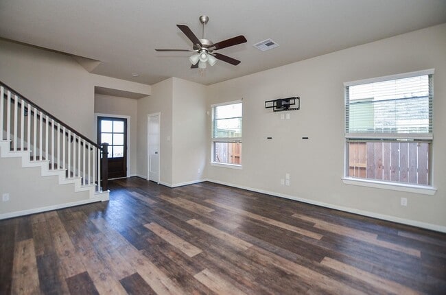 Photo - Beautiful 2 story home with 4 bedrooms, 2,...