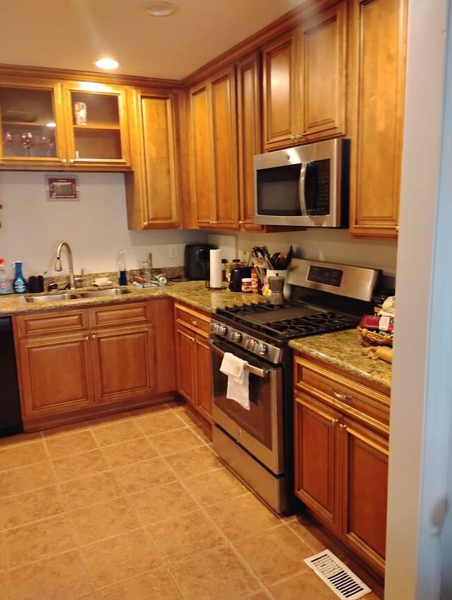 8 Brookhaven Dr