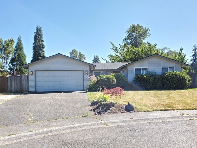 Building Photo - 3 Bedroom Rambler with fenced yard on a Cu... Rental