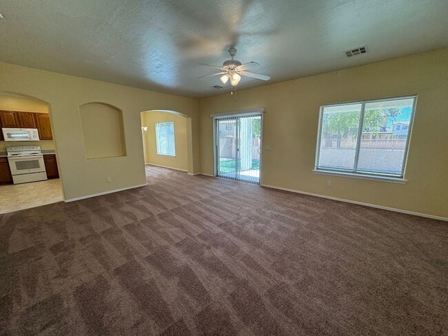 Photo - * $400 off move-in! Call today!!* Spacious 3 Bed Home with Office in Glendale - 2 Car Garage - Fr...