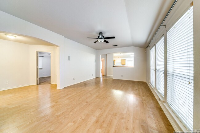 Photo - Charming Home Awaits: Spacious & Modern Living in a Prime Location