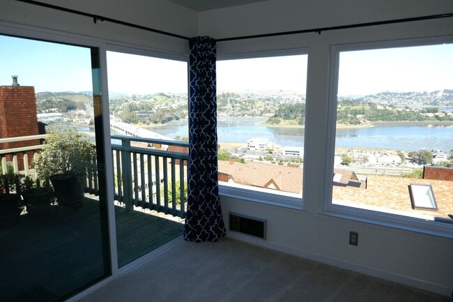 Building Photo - ONE LEVEL TOP-UNIT CONDO IN HEADLANDS WITH STUNNING BAY VIEWS