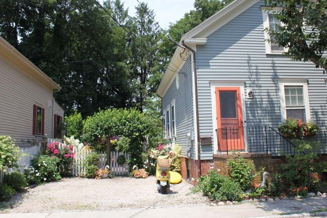 Private entry and parking - 7 Cherry St Unit 7 Cherry #2