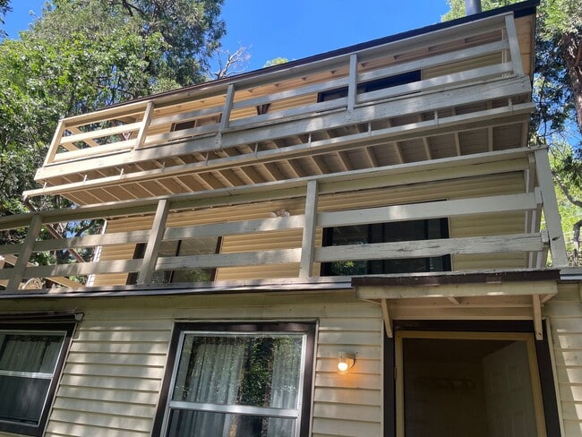 Building Photo - 3 bedroom 3 bath in Crestline. Rental