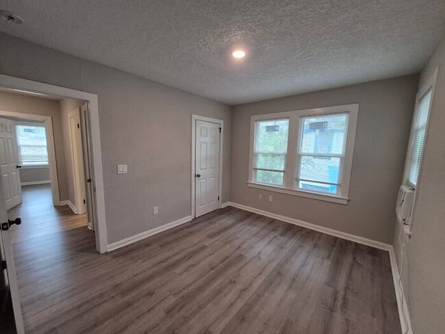 Photo - Newly Renovated Upstairs 2 Bedroom Apartment