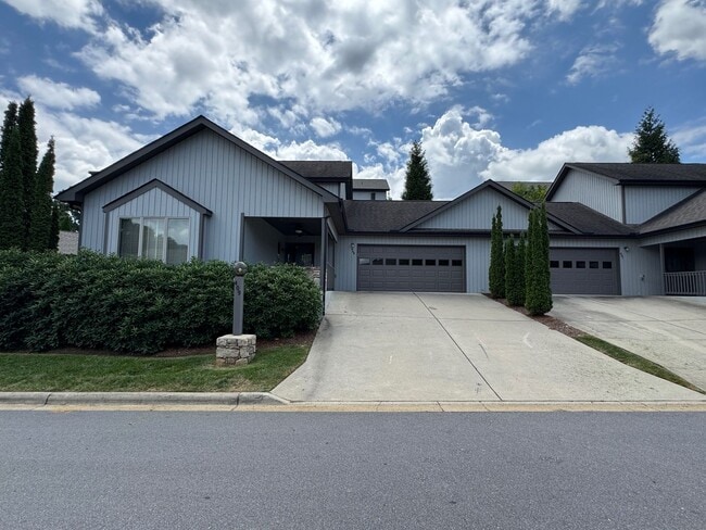 Building Photo - Weaverville - Well Kept Townhome with Flex...