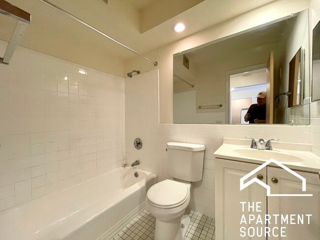 Building Photo - 6002 N Kenmore Ave Unit 302 Rental