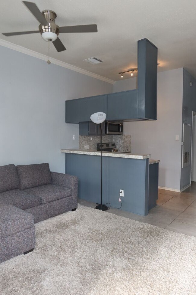 Photo - Wesdgewood West Campus - 1BD / !BA - 10 Ft Ceilings - Nodern Appliances - Gated - W/D -  $1000