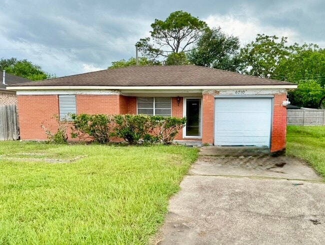 Building Photo - 6710 Fairwood Rd Rental