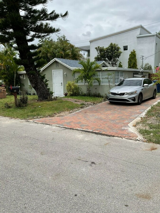 Photo - 605 NE 27th St
