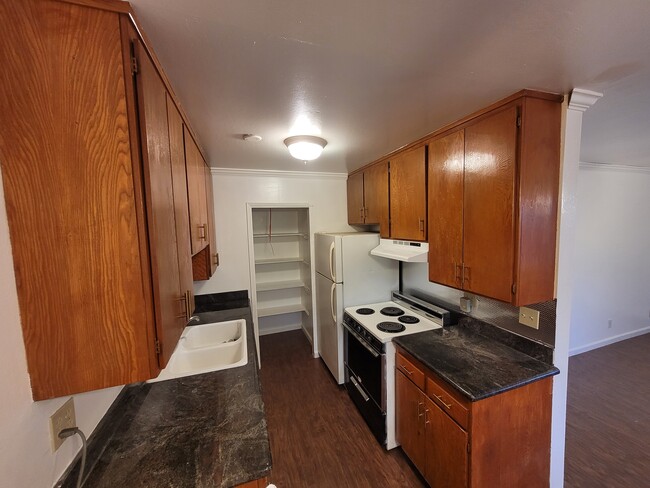Recently renovated kitchen - 1586 Albatross Dr Unidad Apt 2