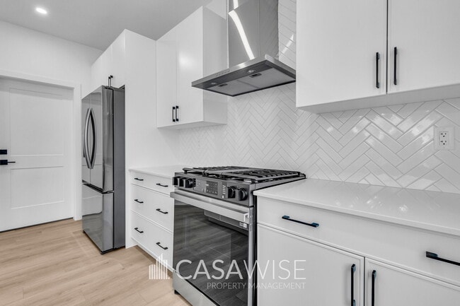 Photo - 15412-15496 96 Ave NW