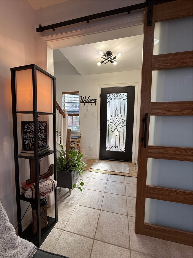 Building Photo - 1702 Tuam St Unit B