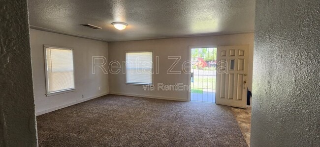 Photo - 104 E Donna Dr