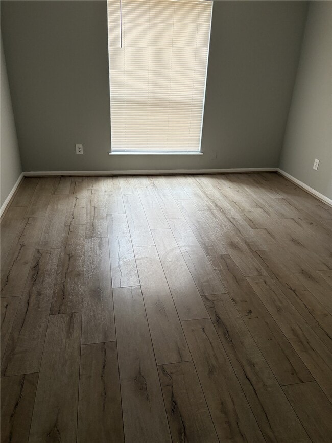 Building Photo - 3055 Walnut Bend Ln Unit 13