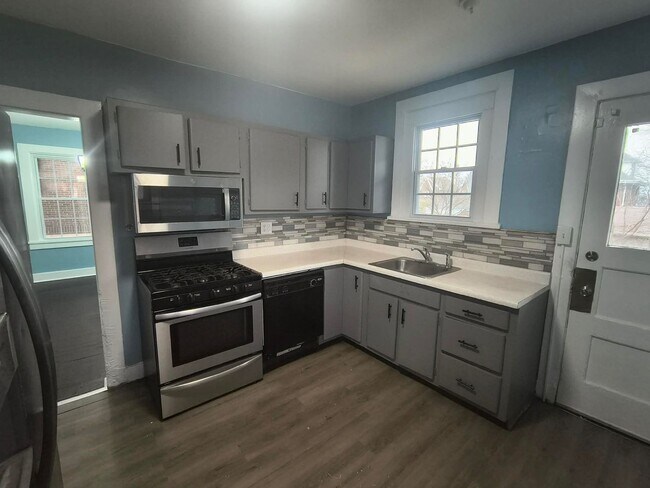 Building Photo - 3 bedroom 1 bathroom house for rent in Duquesne!