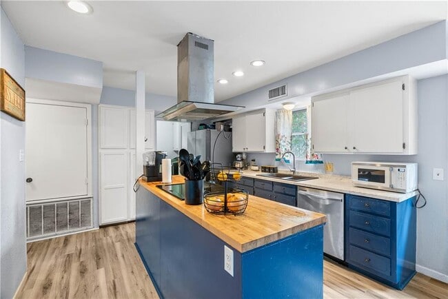 Photo - 607 E 11th St