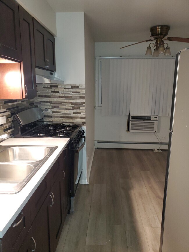 Photo - 1424 E 156th St