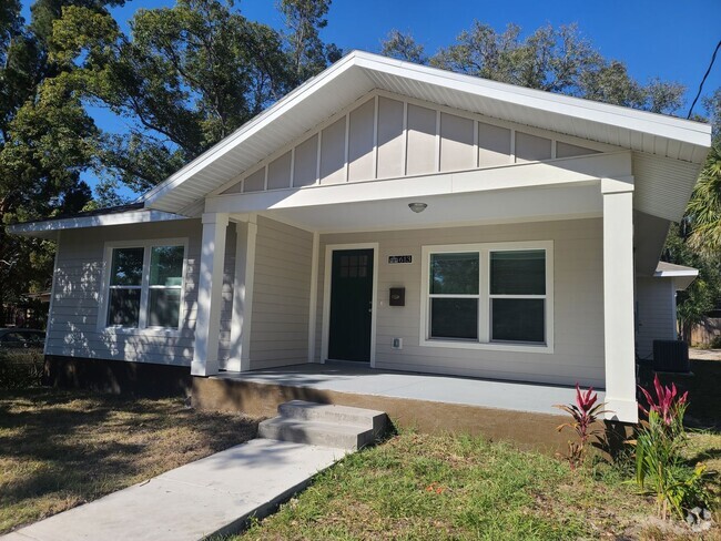 Building Photo - Newly Built 3/2  custom home  with den  Di...