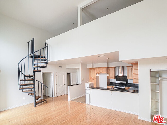 Building Photo - 1042 S Kingsley Dr Unit PH2