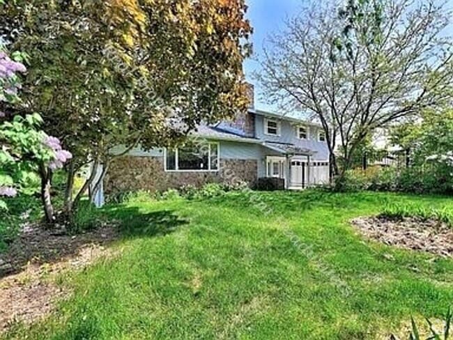 Building Photo - 5 Bedroom 3-1/2 Bath House For Rent
