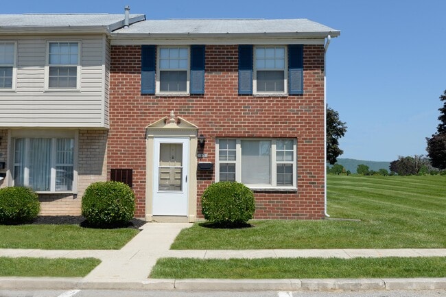 Building Photo - Yorktowne Townhomes