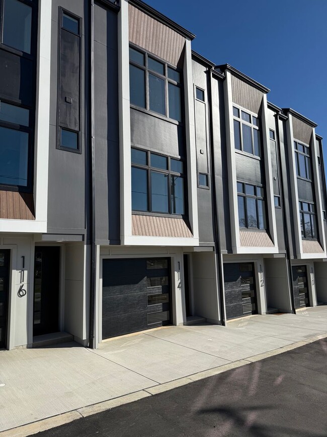 LUXURY Rooftop Terrace Townhome - LUXURY Rooftop Terrace Townhome