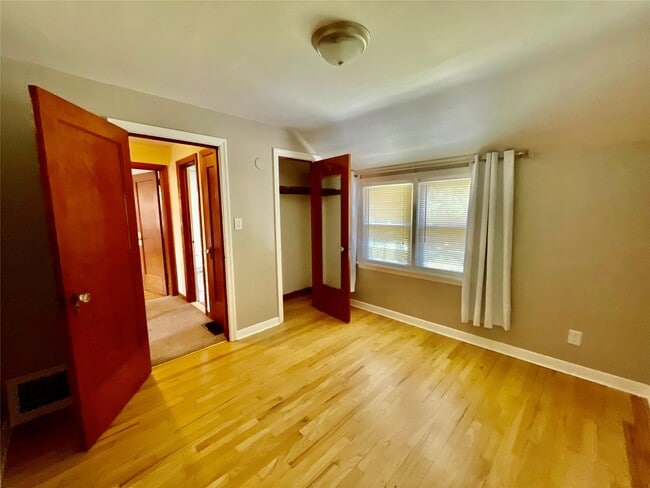 Photo - 2727 Hall St