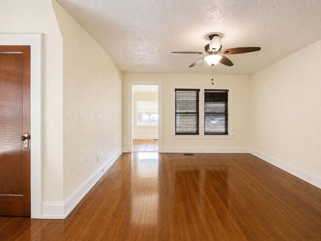 [748/750/756/758] Winfree Ave