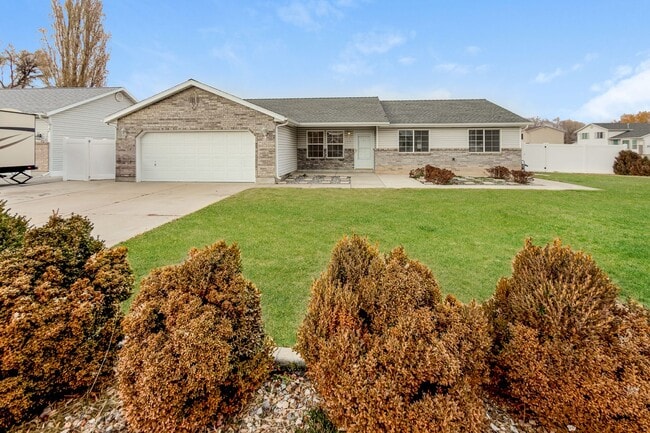 Building Photo - Modern 3 Bed, 2 Bath Home with LVP Flooring & 2-Car Garage! - Available NOW!