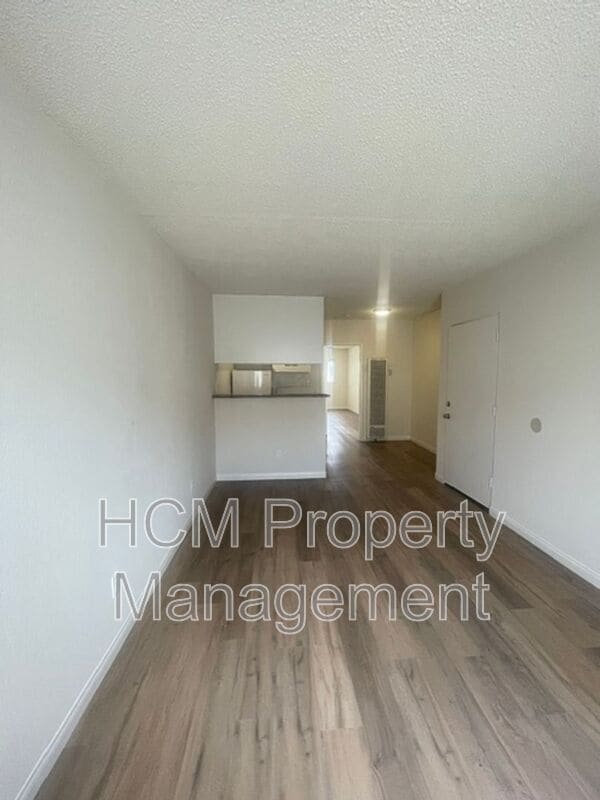 8240 Whitsett Ave