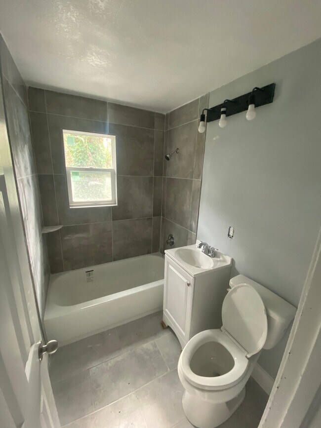 Photo - 2050 W 40th St