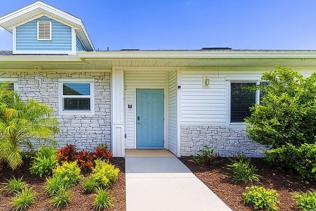 Hermosas entradas privadas con exuberantes jardines. - Viva Palm Coast