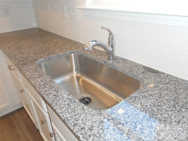 Photo - 5022 Markfield Ln