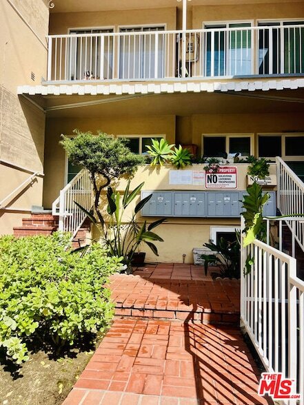 Photo - 1860 Alexandria Ave