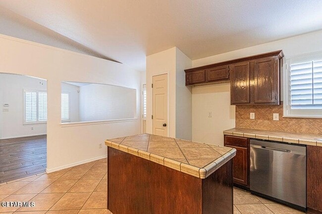 Photo - 2080 Shreya St