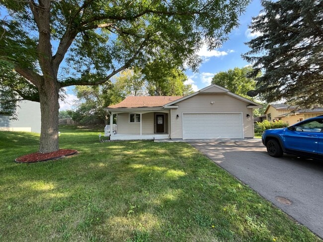 Building Photo - Updated Kitchen, carpet and freshly 3 bedr... Rental