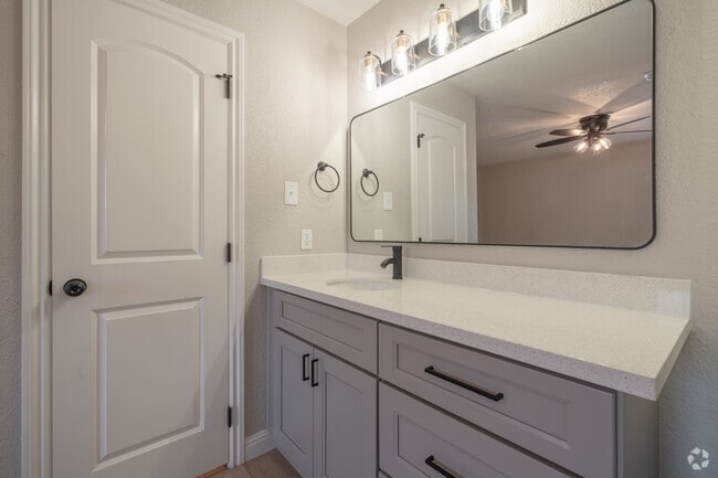 1 habitación, 1 baño - 722 pies cuadrados - Baño - Dowlen Green Apartments