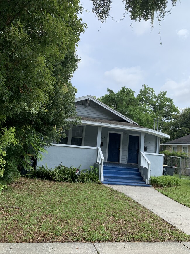 Frente con porche - 2327 Ernest St Unidad 2327-1