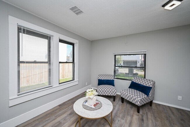 Photo - 1507 Laird St