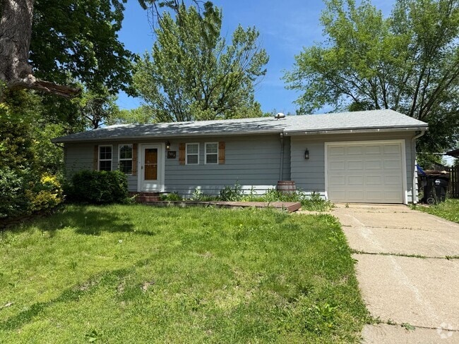 Building Photo - 3 bedroom 1 bath with fenced yard Rental