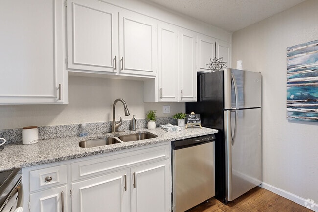 9th Ave - 2BR, 1BA - 925SF - Kitchen